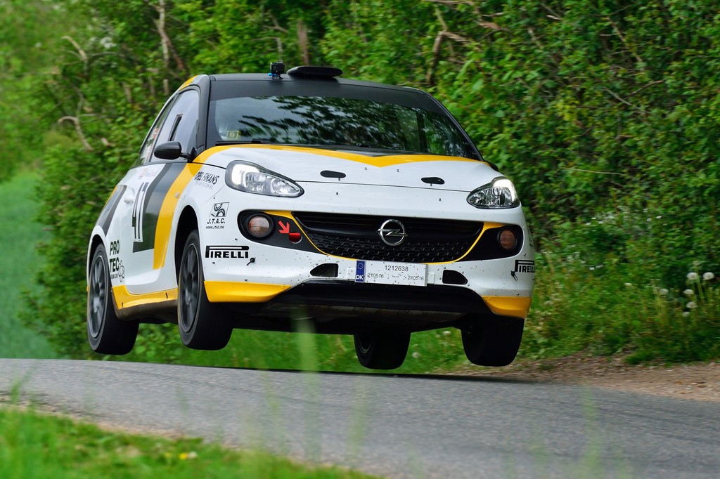 Jacob Madsen og Line Lykke Jensen var i bogstavelig forstand flyvende i deres Opel ADAM i anden afdeling af danmarksmesterskabet i rally. Foreløbig har de kurs mod stjernerne, så en landing ligger ikke lige for
(Foto: Michael Eisenberg)